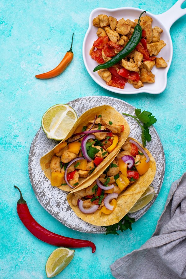 Quelle est la meilleure méthode pour préparer des tacos maison avec des tortillas de maïs fraîches?