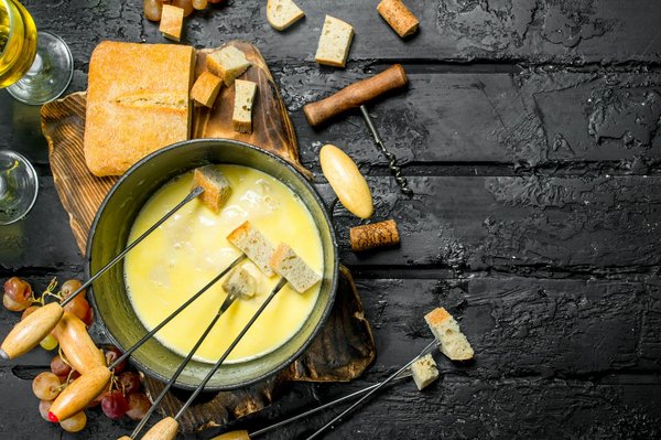Comment organiser une soirée fondue savoyarde avec des fromages de qualité et des accompagnements variés?