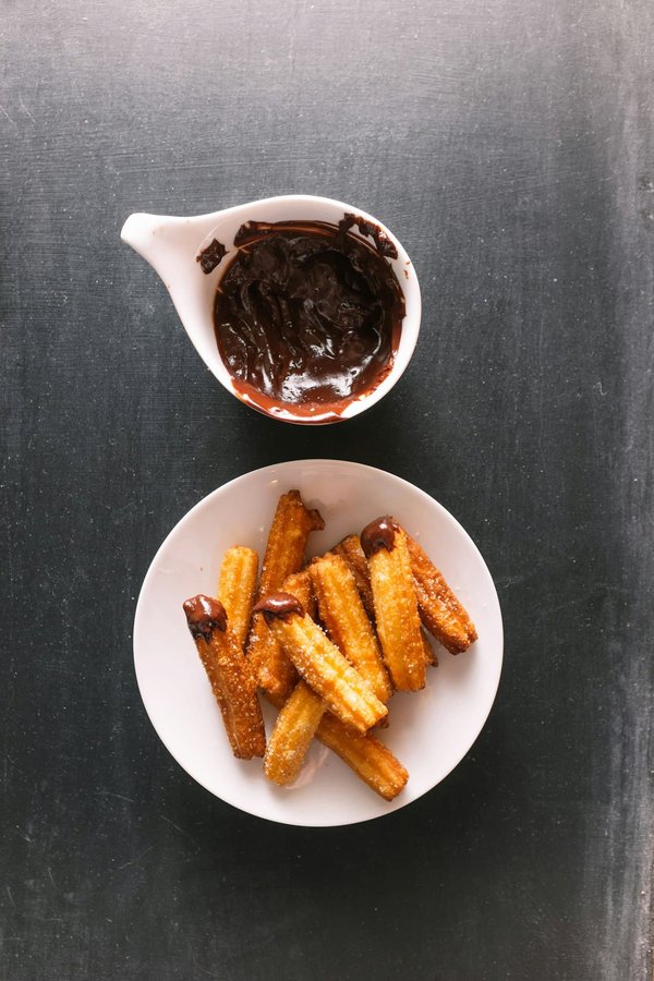 Comment réaliser des churros au chocolat épicé pour une touche gourmande ?