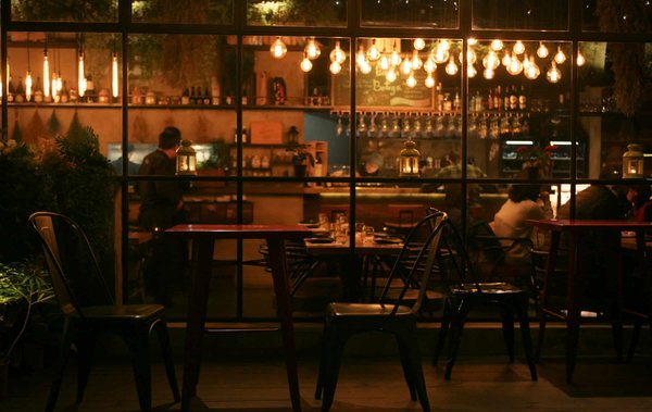 Comment développer un concept de bar à cocktails inspiré de la culture japonaise?